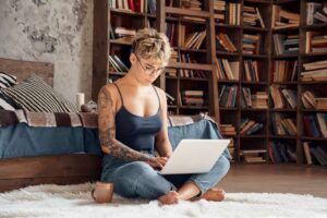 woman sitting on flor using laptop to optimize linkedin profile
