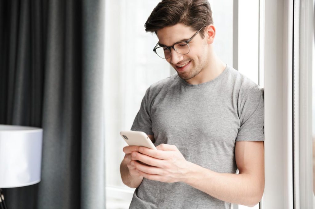 man prevents decision fatigue by wearing same outfit every day