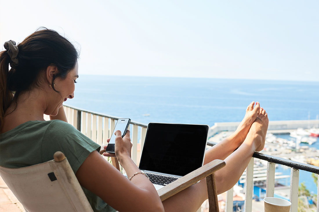 a digital nomad sitting casually and working freely as a location independent entrepreneur