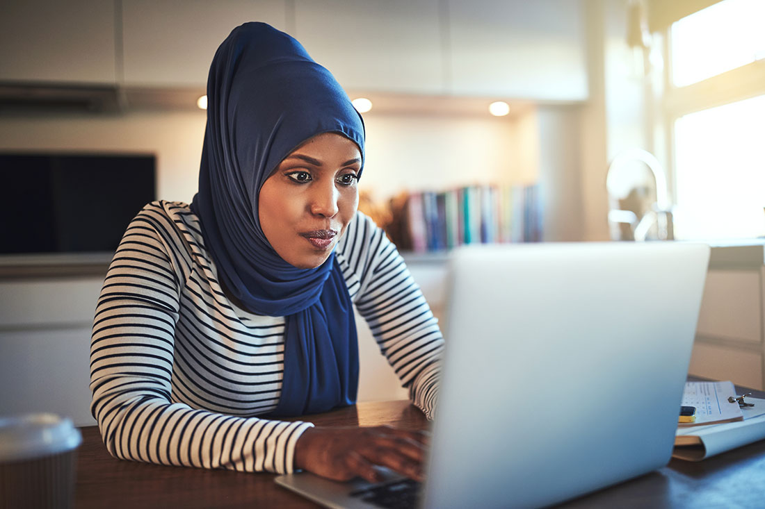 Арабская женщина за ноутбуком. Арабская женщина с телефоном. Арабская женщина за работой. Арабик Муслима учительница.