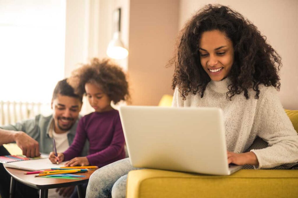 parents working from home while child is on spring break