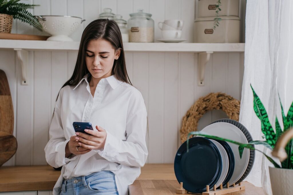 woman waiting for partner to text relationship red flag