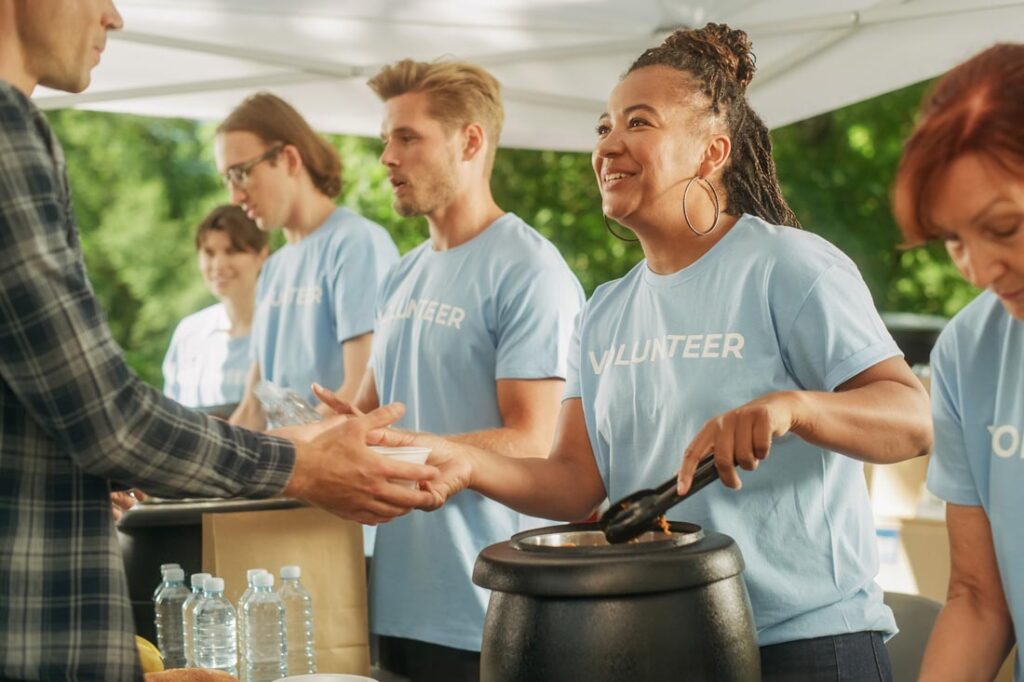 People volunteering at a food bank on thanksgiving showing one of many thanksgiving volunteer opportunities