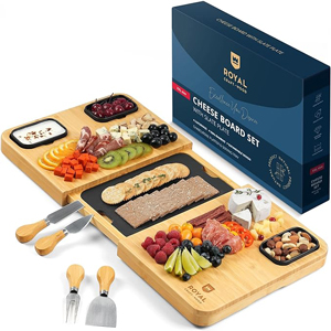 Charcuterie Board Set best gifts for coworkers - 17 ایده هدیه کوچک که همکاران شما از آنها قدردانی خواهند کرد