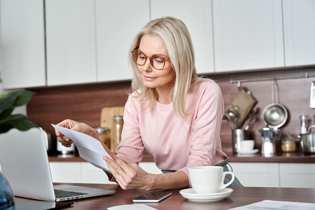 Mature women learns the biggest financial mistakes to avoid in your 50s