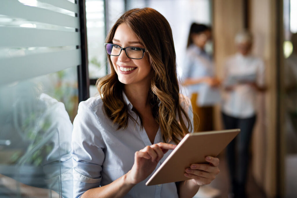 Youthful women smiling as she learns how to optimize linkedin profile