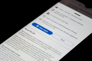 Should You Use LinkedIn’s ‘Easy Apply’ Feature to Apply for Jobs? Here's What a Recruiter Wants You to Know