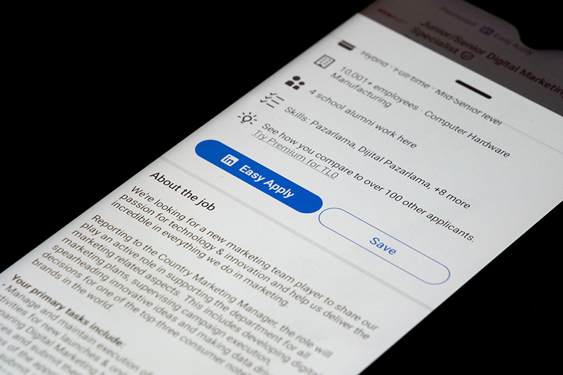 Should You Use LinkedIn’s ‘Easy Apply’ Feature to Apply for Jobs? Here’s What a Recruiter Wants You to Know