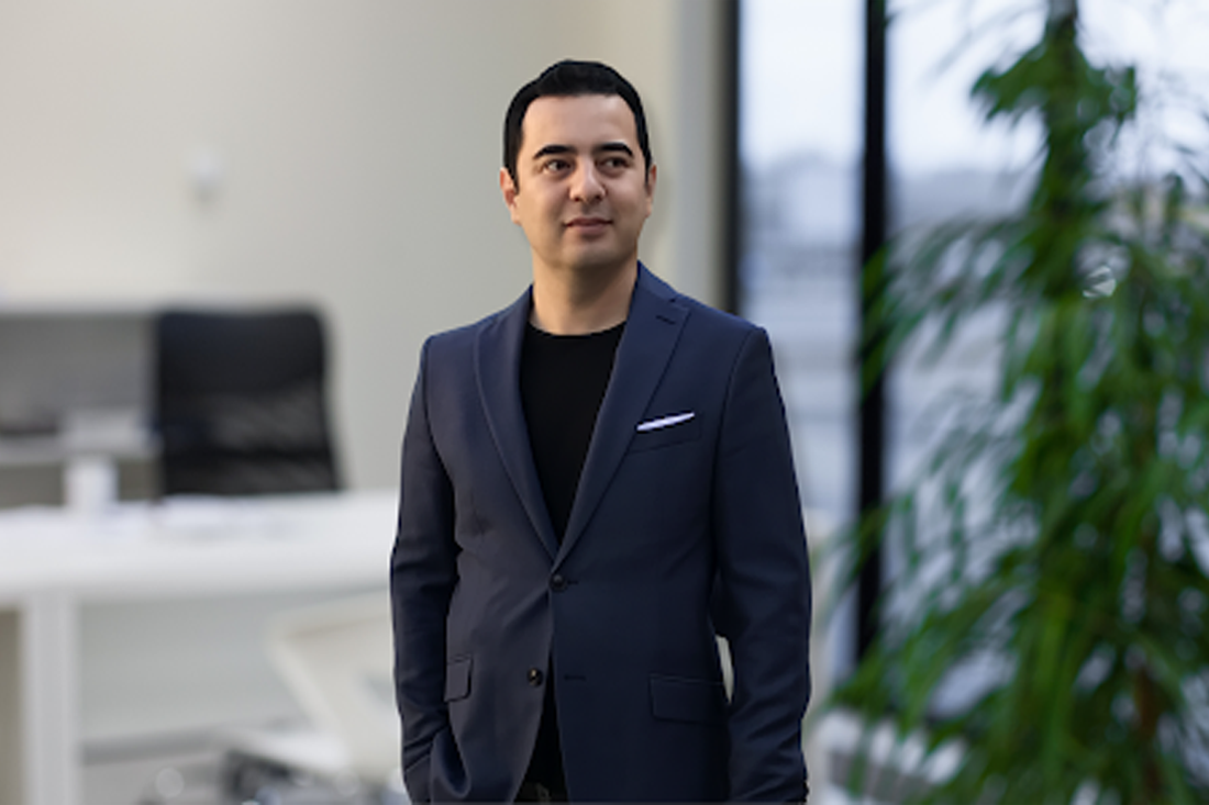Headshot of entrepreneur and author Furkat Kasimov