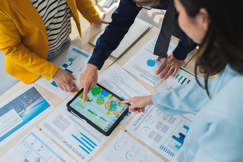 A team leader discusses business ideas with colleagues, exhibits sustainable leadership skills