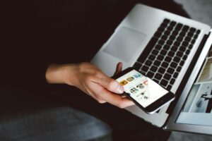 The Cost of Convenience: How AI Tools Change the Way We Process Information